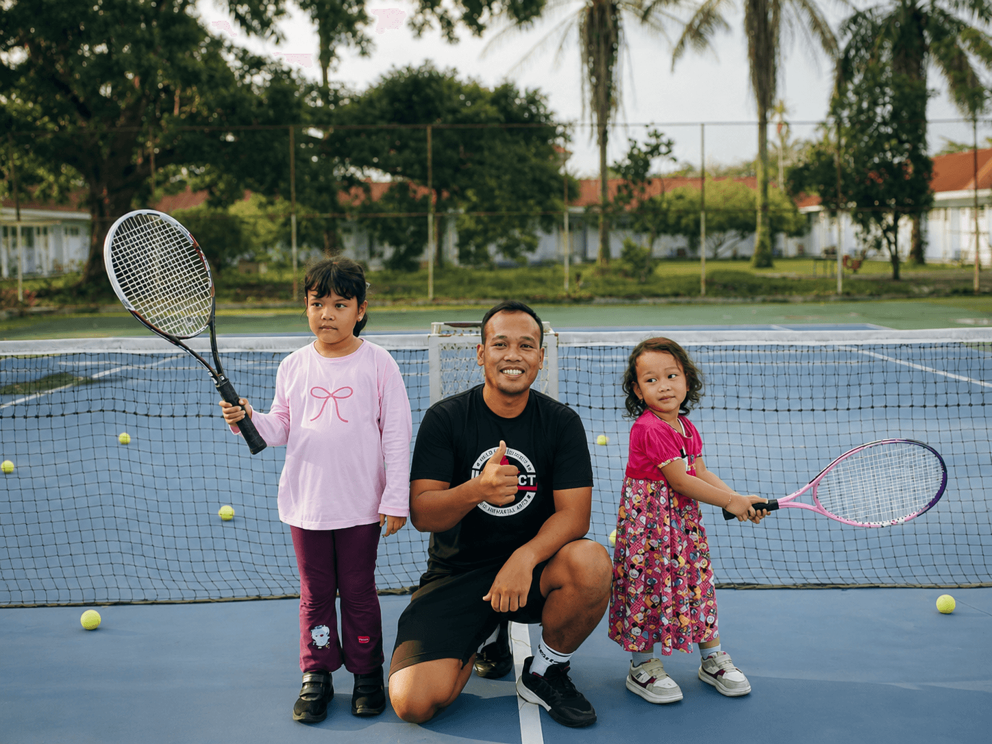 Peserta beginner Arsiza Tennis Club sedang belajar teknik dasar tenis di lapangan.