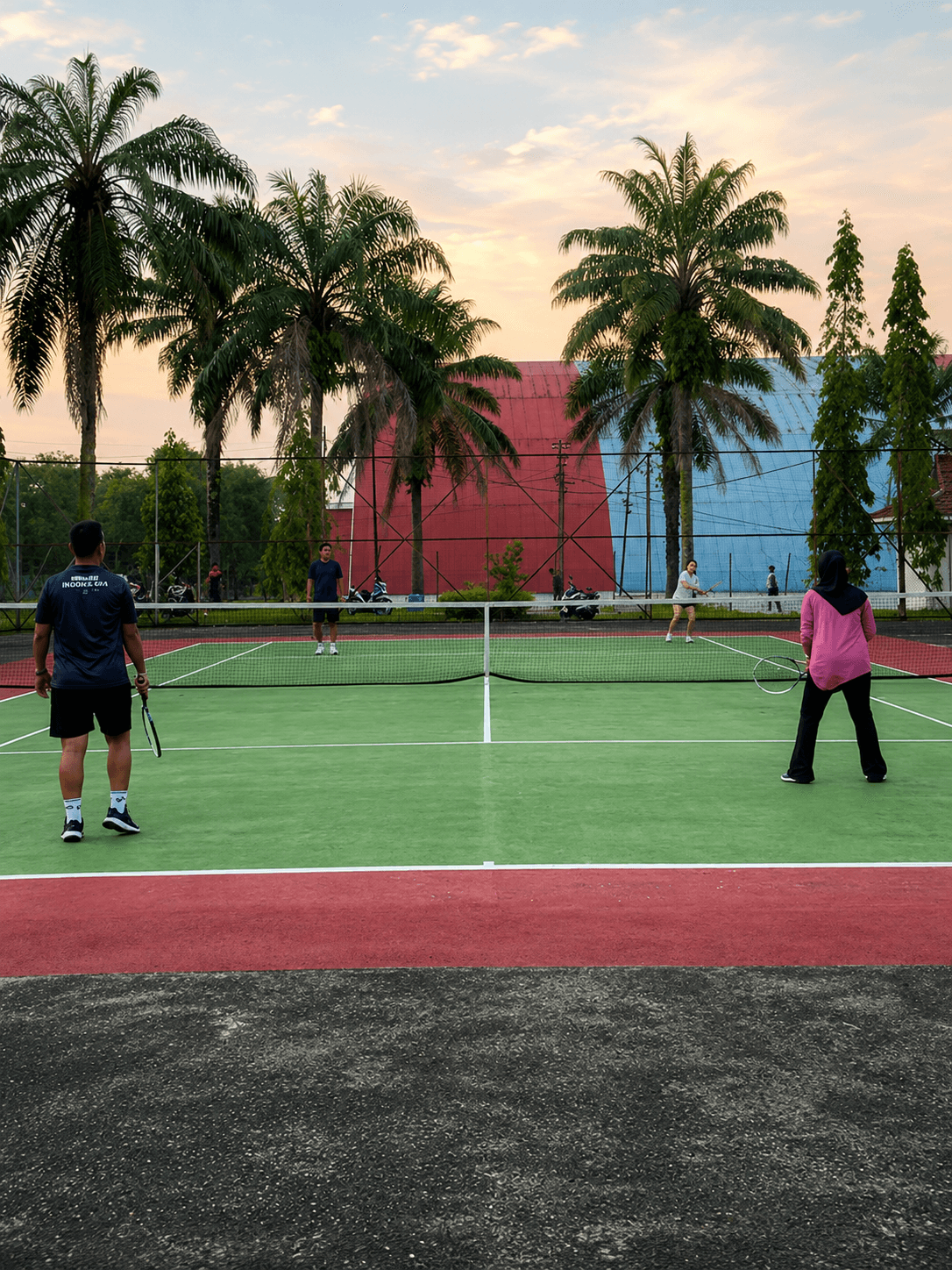 Suasana friendly match dalam komunitas Arsiza Tennis Club.