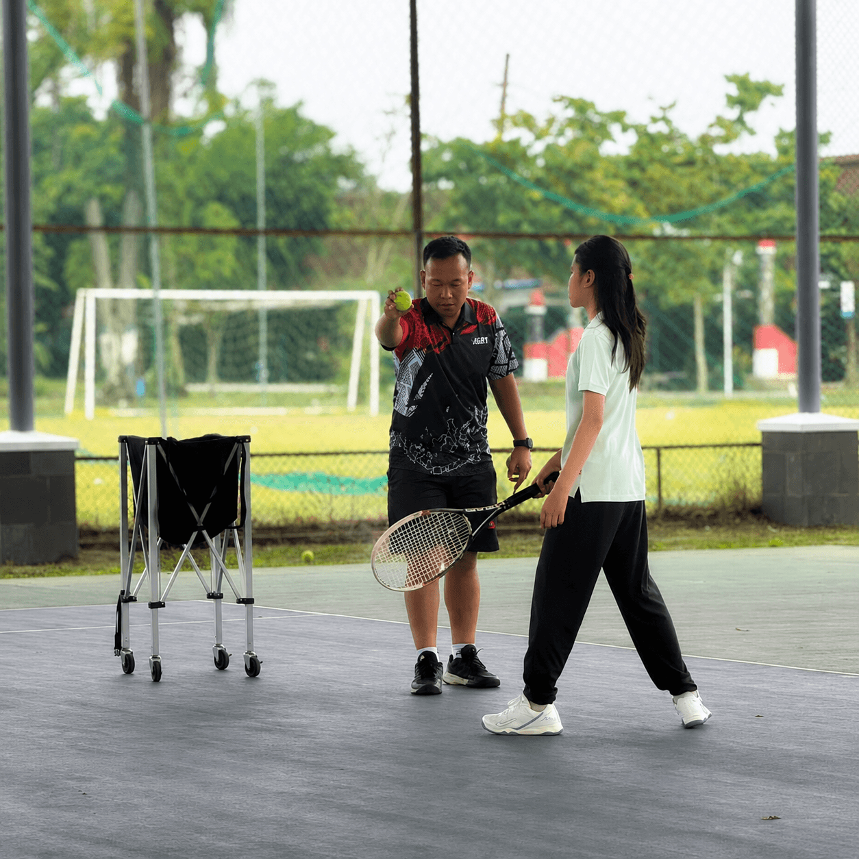 Coach Mirza memberikan arahan personal dalam sesi private coaching tenis.