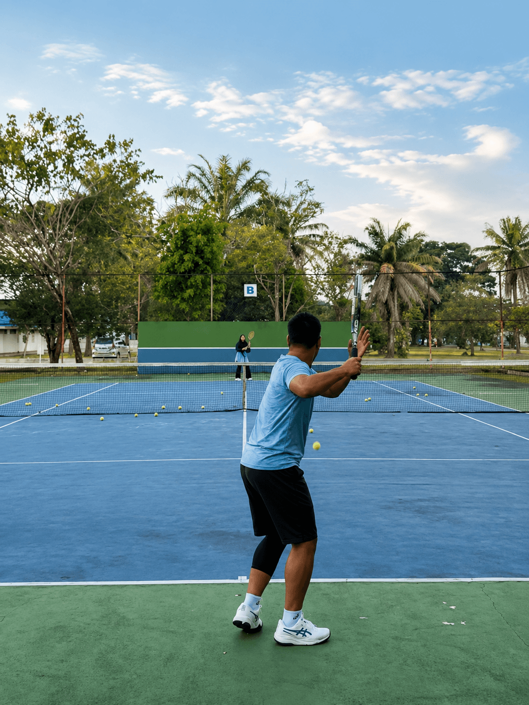 Sesi rally latihan tenis Arsiza Tennis Club bersama anggota komunitas.