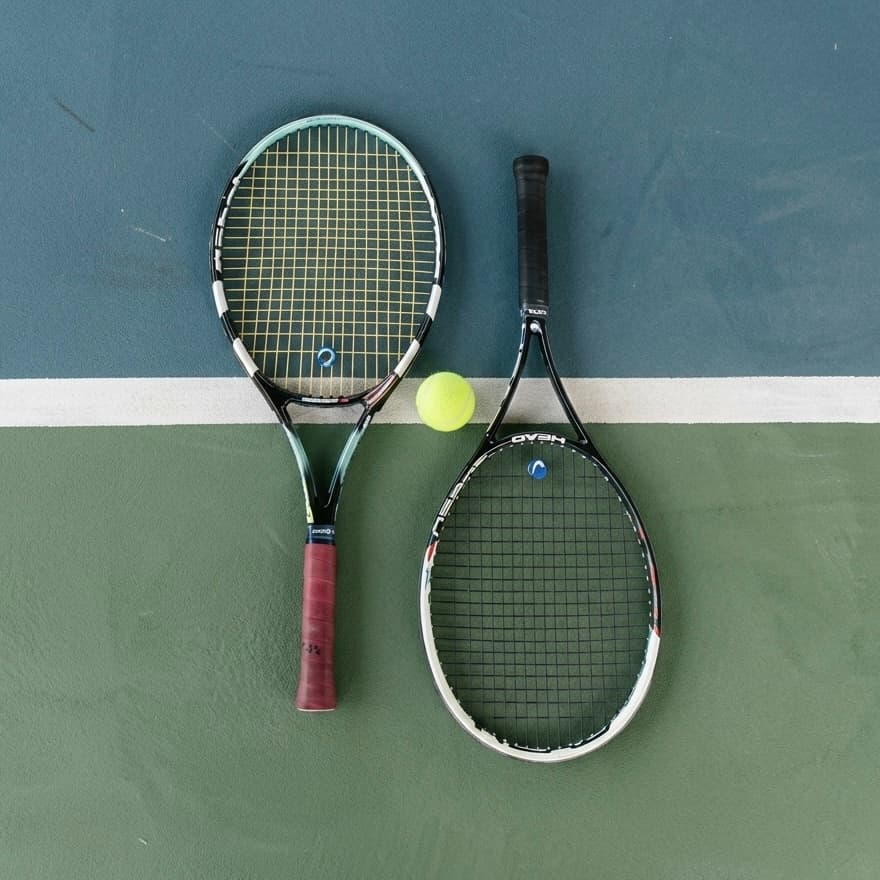 Suasana lapangan, raket, dan bola tenis dalam latihan Arsiza Tennis Club.